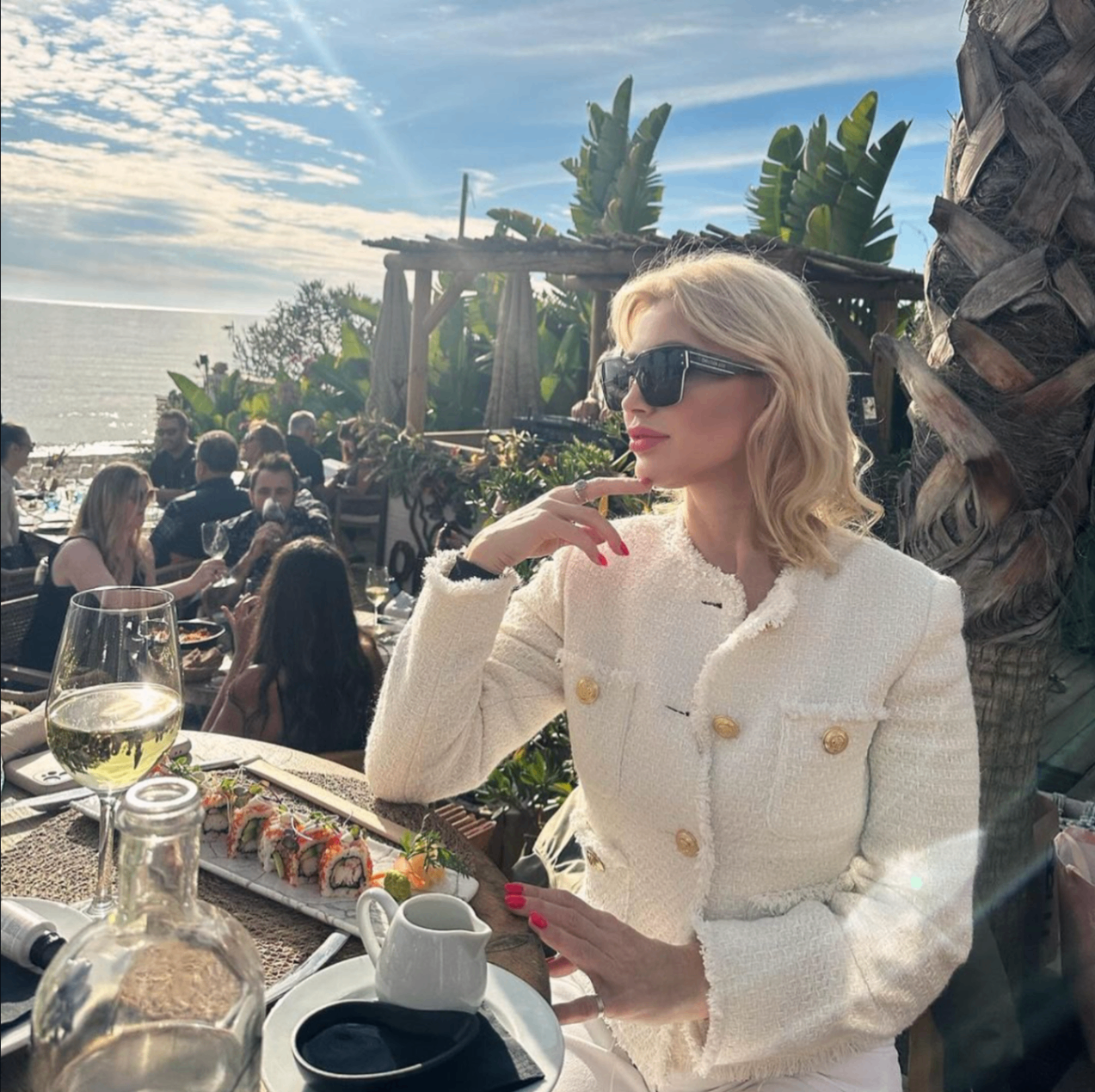 Guest dining at Nosso Summer Club Marbella with the sea in the background